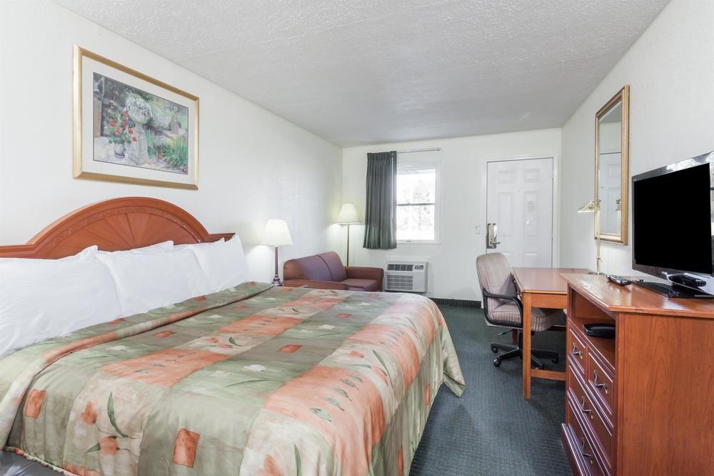 Rodeway Inn Cadiz Экстерьер фото